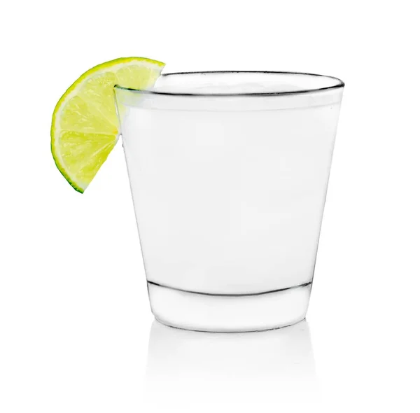 Glas Koud Water Met Kalk Segment Geïsoleerd Witte Achtergrond — Stockfoto