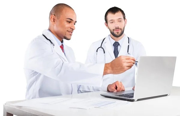 Ärzteteam Arbeitet Laptop Isoliert Auf Weißem Hintergrund — Stockfoto