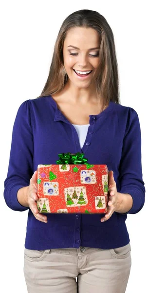 Schöne Frau mit Weihnachtsgeschenk — Stockfoto