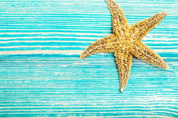 Starfish na textura de madeira azul — Fotografia de Stock