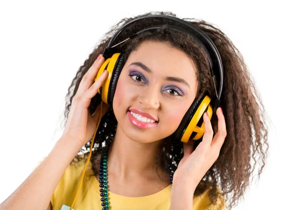 Jovem Mulher Ouvindo Música Fones Ouvido Modernos — Fotografia de Stock