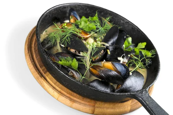 Moules Bouillies Dans Une Casserole Noire Isolée Sur Fond Blanc — Photo