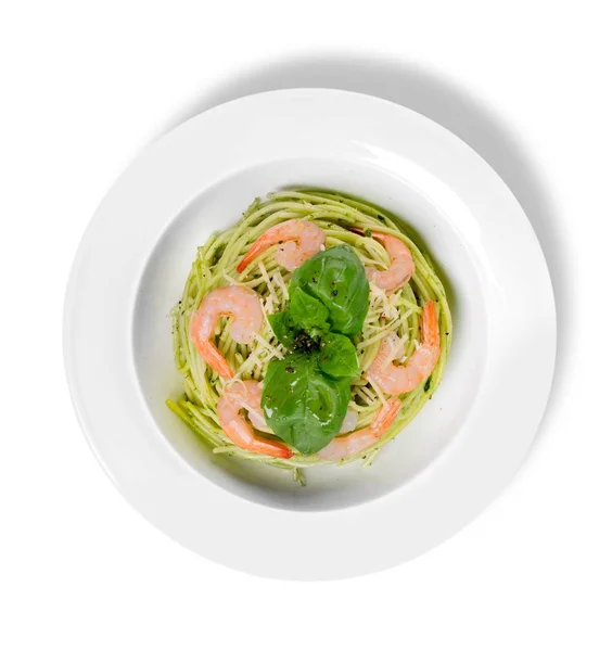 Macarrão com camarões em prato branco — Fotografia de Stock