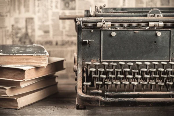 Máquina de escribir y libros antiguos — Foto de Stock