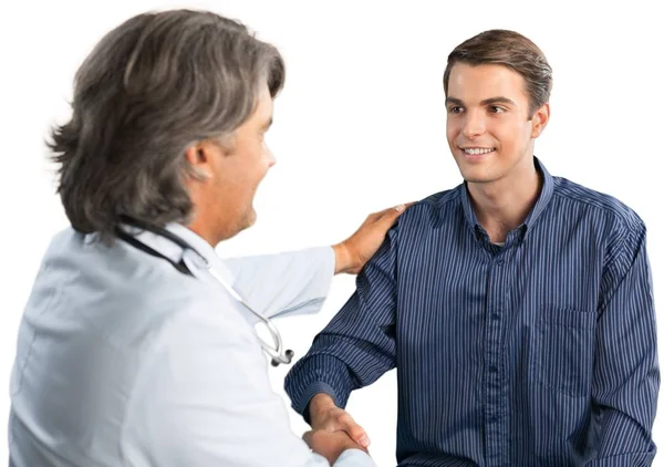 Arzt berät sich mit männlichem Patienten — Stockfoto