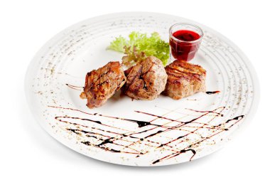 Beyaz arka plan üzerinde izole beyaz plaka üzerinde ızgara et Close-Up