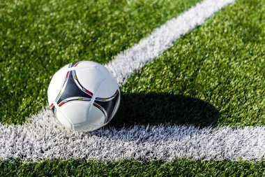Futbol topuyla futbol sahası