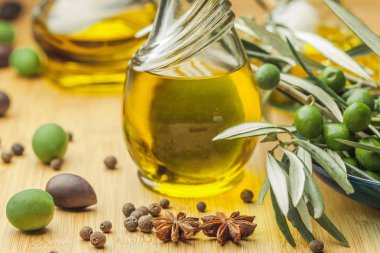 taze zeytinyağı ve zeytin