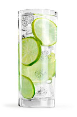 Beyaz arka plan üzerinde izole su ve kireç ve buz küpleri bardak