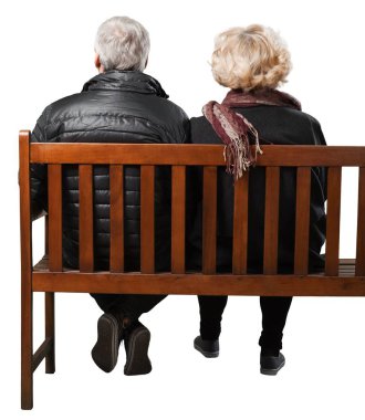 Beyaz arka plan üzerinde izole bankta oturmuş kıdemli Çift 