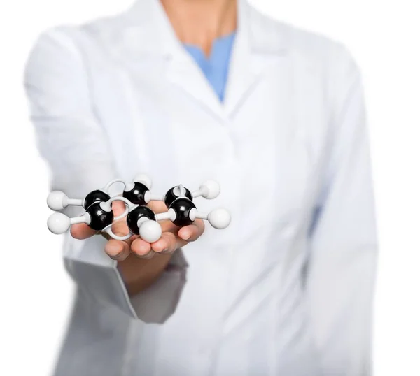 Cientista segurando forma de molécula — Fotografia de Stock