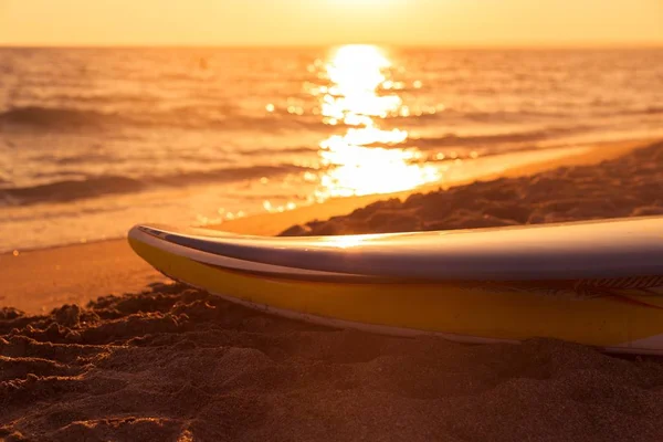 Surfer am Strand des Ozeans — Stockfoto