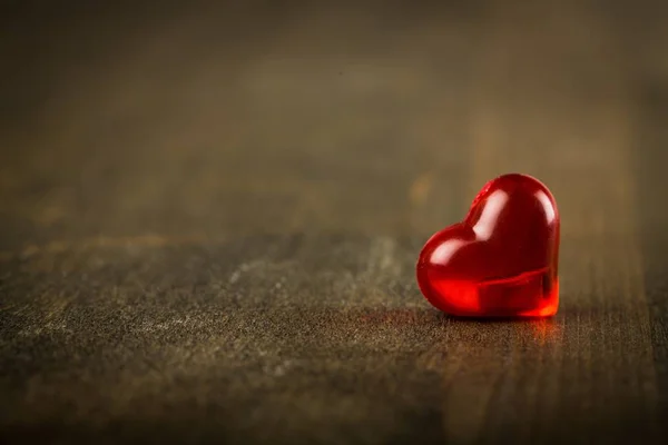 木制的桌子上的红色明亮的心 — 图库照片