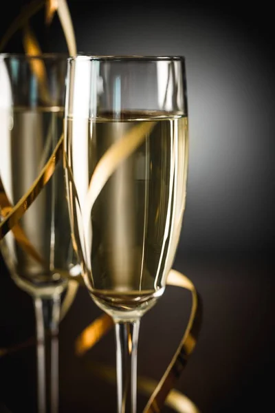Bardak şampanya kıvırcık kurdele ile — Stok fotoğraf