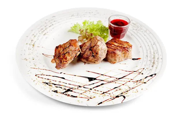 Beyaz arka plan üzerinde izole beyaz plaka üzerinde ızgara et Close-Up