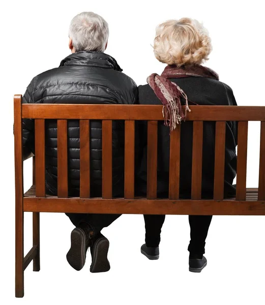 Beyaz arka plan üzerinde izole bankta oturmuş kıdemli Çift 