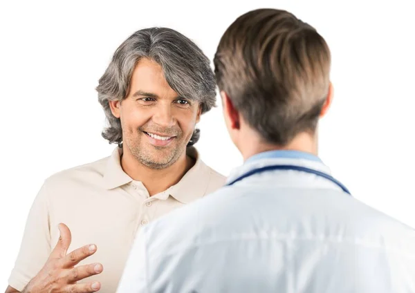 Врач консультирует пациента мужского пола — стоковое фото