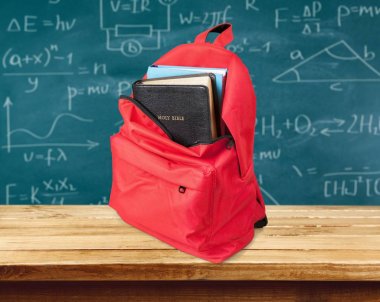 İncil kitap sırt çantası içinde