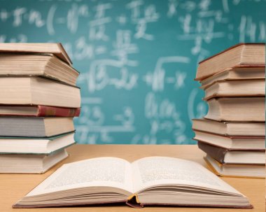 Eski yığılmış kitaplar