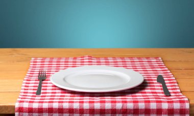 Beyaz plaka peçete üzerinde