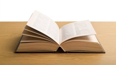 Beyaz arka plan üzerinde izole masada açık kitap