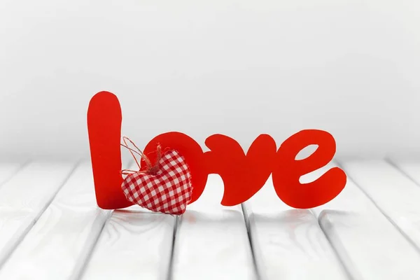 Texto Amor Com Coração Vermelho Fundo Madeira — Fotografia de Stock