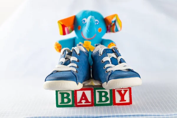 带玩具的蓝色婴儿鞋 — 图库照片