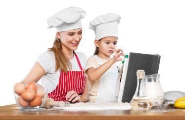 Kız ve annesi birlikte izole üzerinde beyaz arka plan pişirme