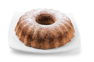 Beyaz arka planda taze pişmiş kek.