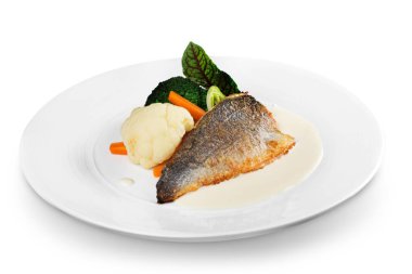 lezzetli balık beyaz arka plan üzerinde izole plaka