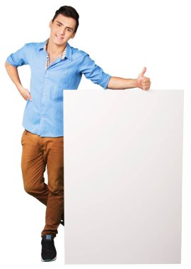 Boş kartı üzerinde beyaz backgrround izole olan genç adam 