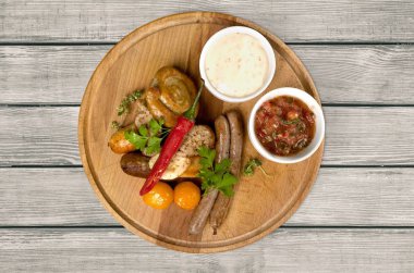 Arka plan üzerinde Kızarmış sosis