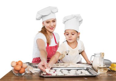 kız ve annesi birlikte pişirme 