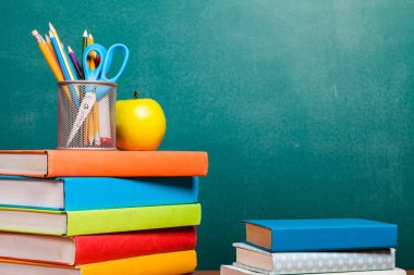 Renkli kitap yığını