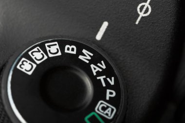 Modern dijital Slr fotoğraf makinesi. Tuşu ile siyah kamera gövdesinin detaylı fotoğraf