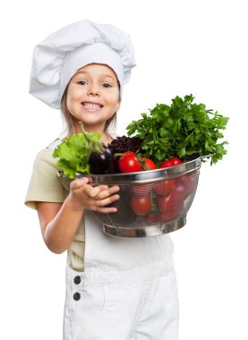 Beyaz arka plan üzerinde izole sebze dolu kase ile genç sevimli kız