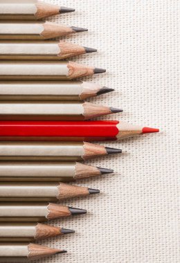 satır gri kalem ve bir kırmızı kalem 