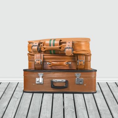 Bir yığın eski bavul.