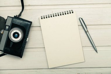 Boş defter ve kalem ahşap arka plan üzerinde 