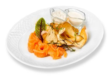 Beyaz arka plan üzerinde izole plaka lezzetli salata