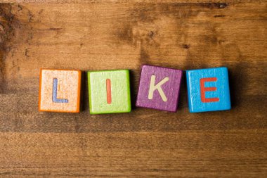  Word gibi bir ahşap zemin üzerinde ahşap bloklar tarafından oluşturulmuş