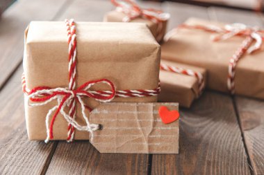 Yay hediye kutuları bağlı