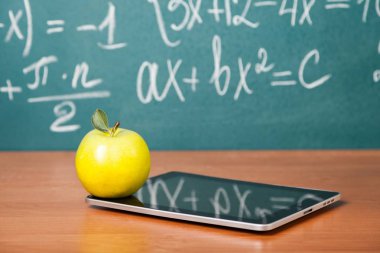 Olgun elma ile dijital tablet