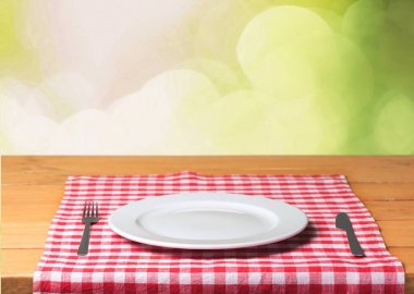 Beyaz plaka peçete üzerinde