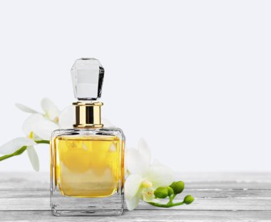 parfüm şişesi ve çiçekler 