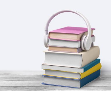 yığın kitap ve kulaklıklar