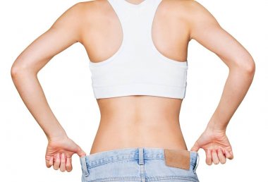 Beyaz arka plan üzerinde izole sportif genç kadın