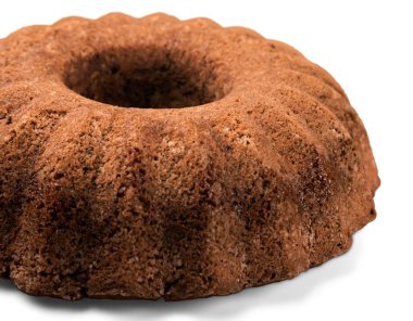 Beyaz arka planda taze pişmiş kek.