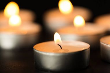 Mumlar karanlık yoluyla