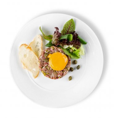 Beyaz arka plan üzerinde izole plaka sebze ile lezzetli et